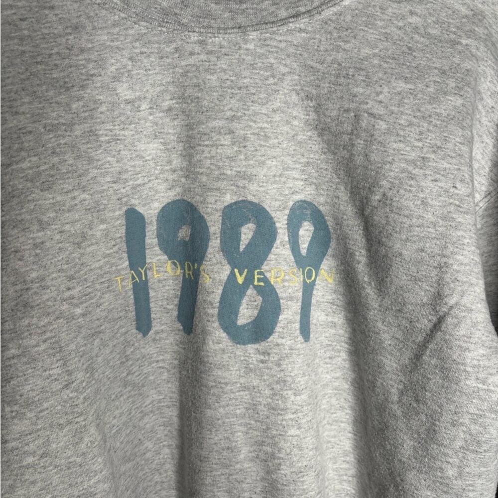 Taylor Swift 1989 Gray Long Sleeve Crewneck Sweatshirt Medium - Picture 3 of 8